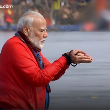 प्रधानमंत्री मोदी ने त्रिवेणी संगम में लगाई डुबकी