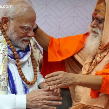 पीएम मोदी ने मोतिहारी में स्वामी शक्ति शरणानंद से की मुलाकात